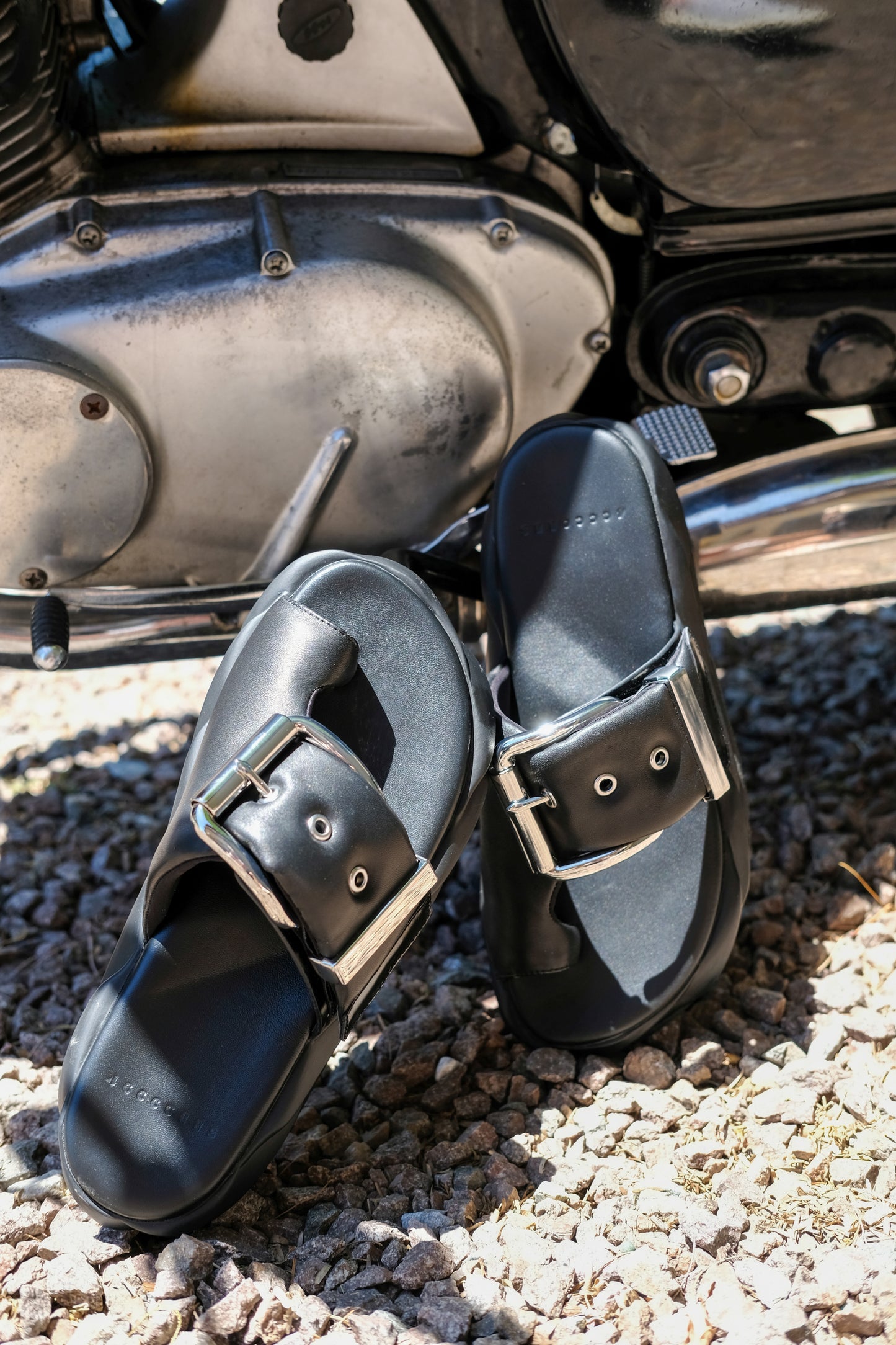 PUFFY LEATHER BUCKLE STRAP SANDAL - BLACK