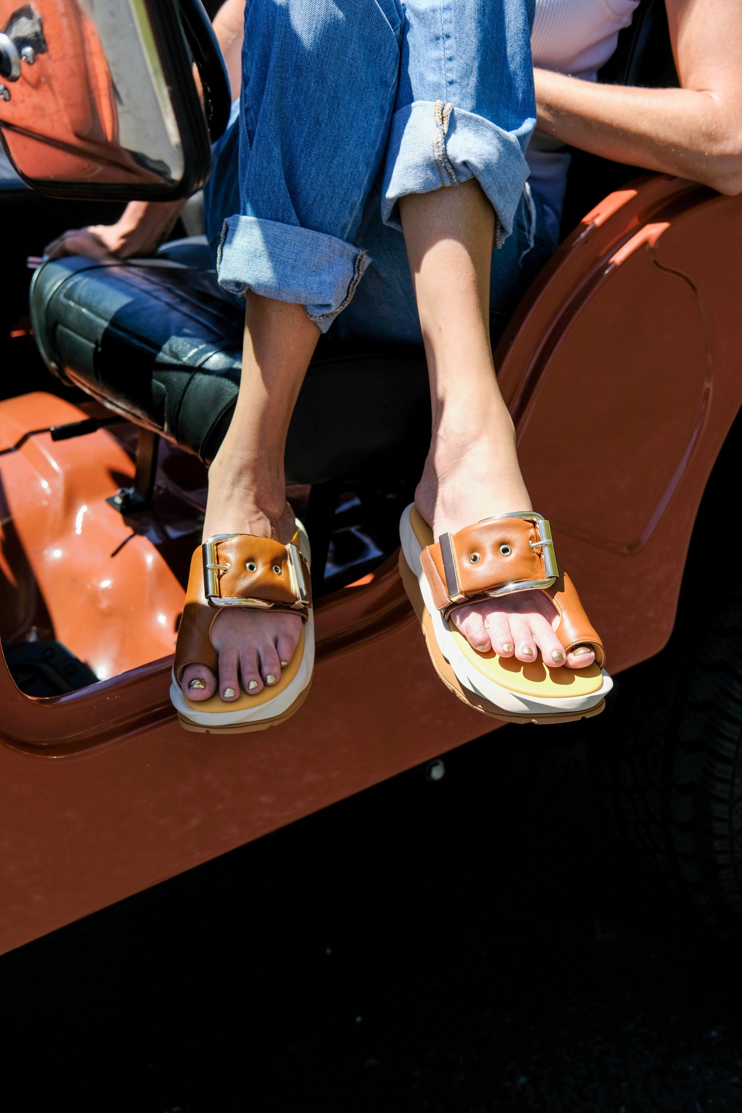 PUFFY LEATHER BUCKLE STRAP SANDAL - BROWN
